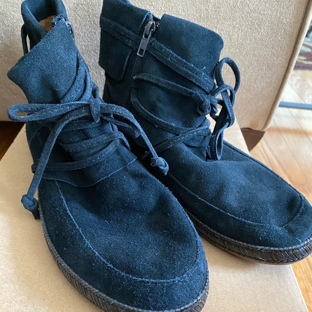 Ugg Reid boots, never worn